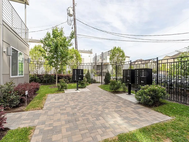 310 Jensen Dr — Photo 5