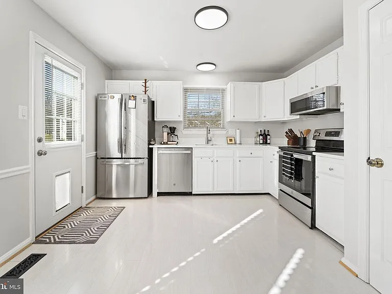 13689 Water Springs Ct — Photo 10