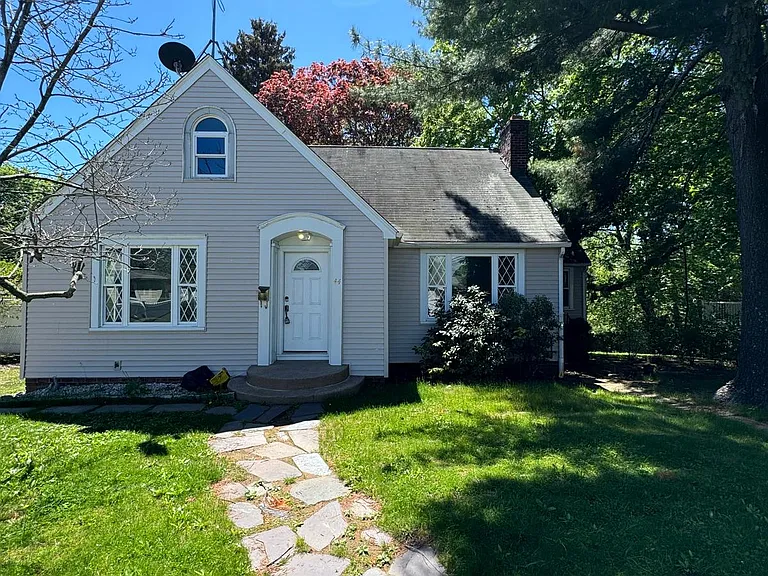 44 Tuttle Pl — Photo 1