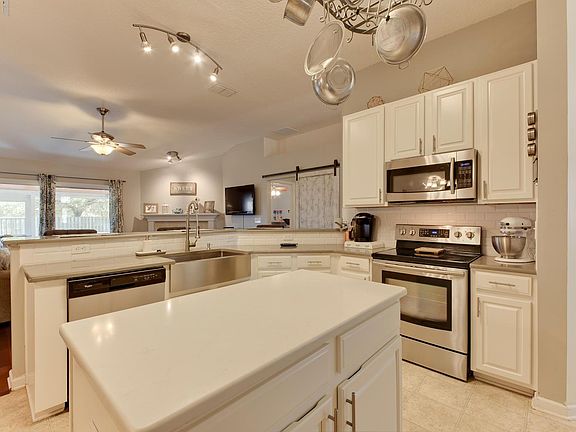 3rd image of 2425 Bentshire Dr