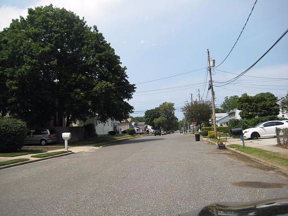 Exterior Neighborhood (street photo)