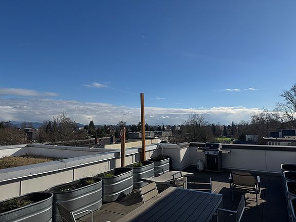 5th image of 510 19th Ave E #401