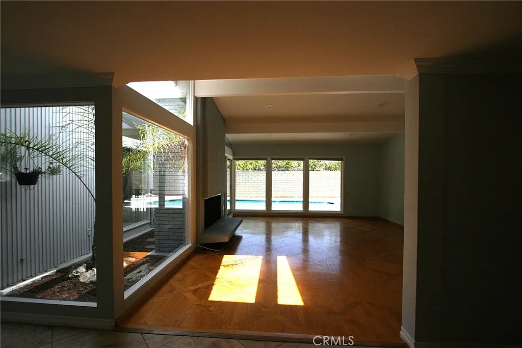 3 bed, 2038 sqft, $8,500 — Photo 2