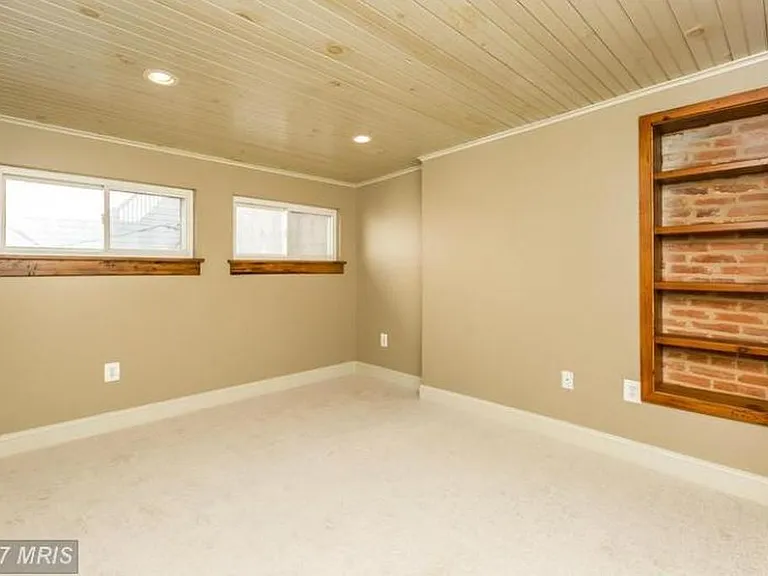 30 E Heath St #PRIMARYROOM — Photo 9
