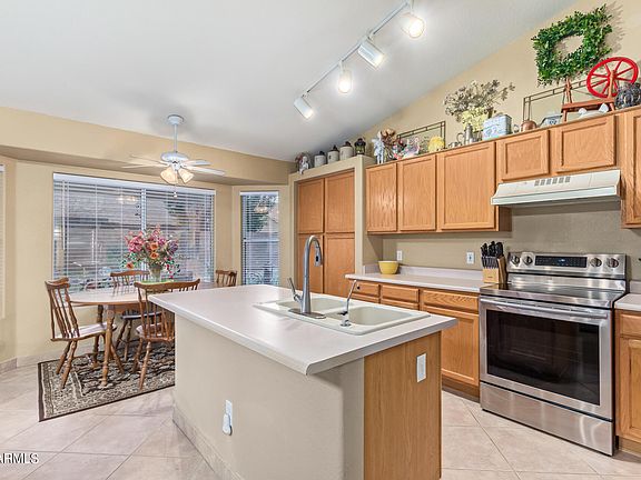 4th image of 251 E WINDSOR Drive