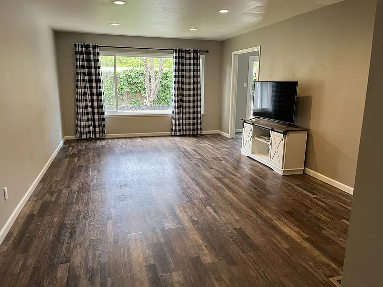1311 Spruce Dr — Photo 4