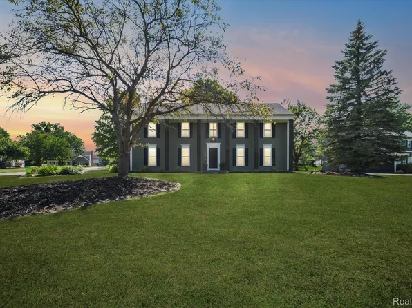 5015 Langlewood Dr, West Bloomfield, MI 48322