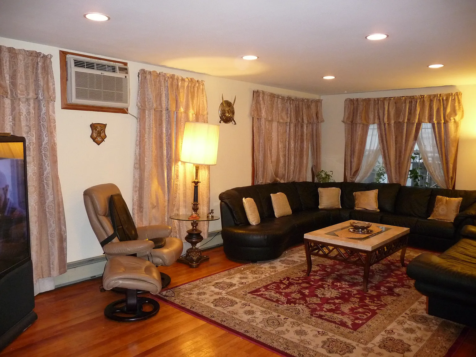 4 bed, 1750 sqft, $4,000 — Photo 2