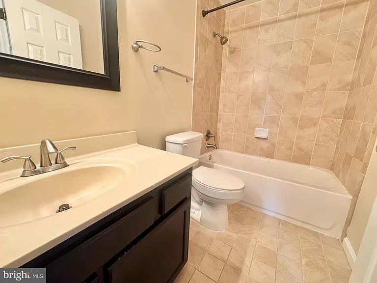 704 Stafford Glen Ct — Photo 7