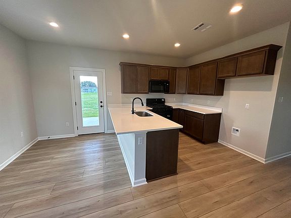 3rd image of 122 Benjamin Dr