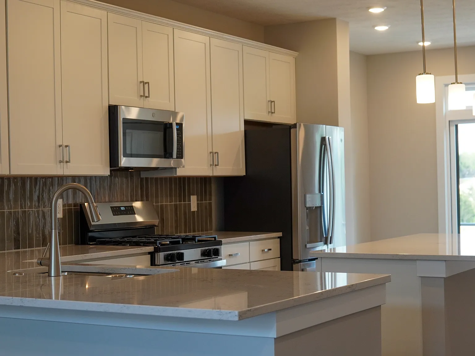4 bed, 1859 sqft, $3,500 — Photo 4