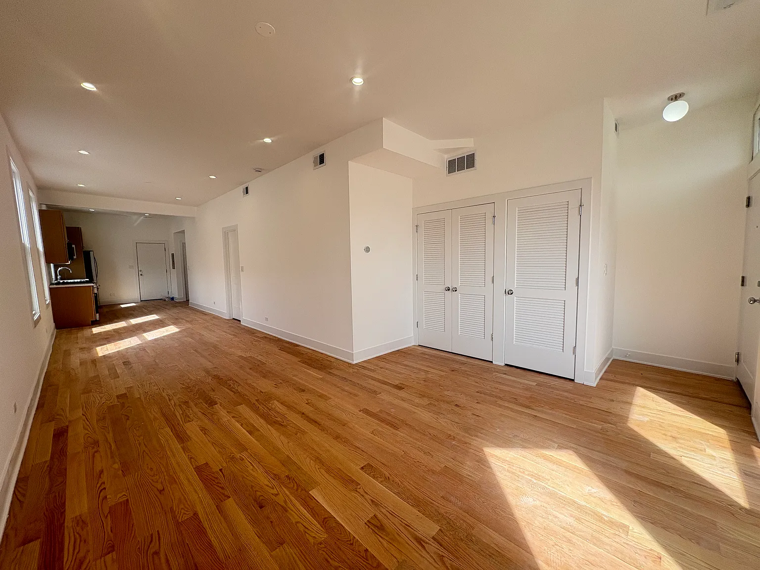 3 bed, 1200 sqft, $3,750 — Photo 3