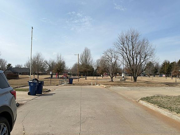 4th image of 307 SW 23rd St