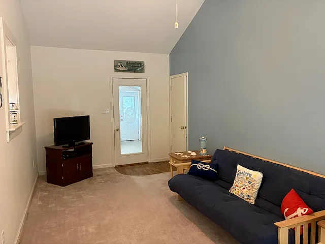 51 Newport Dr — Photo 5