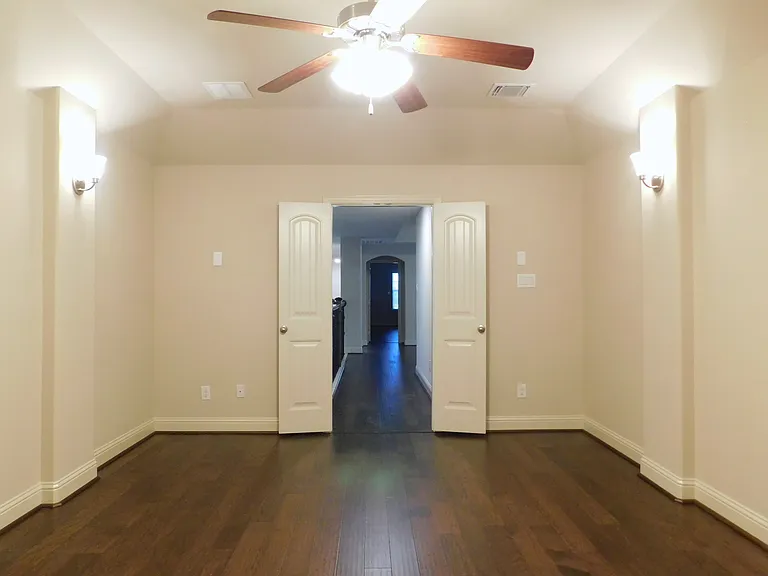 1704 Serra Dr — Photo 30