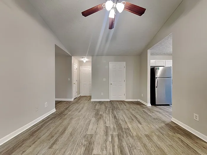 504 Edgewater Way — Photo 3
