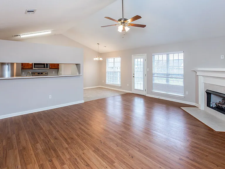 1720 Cherry Creek Dr — Photo 4