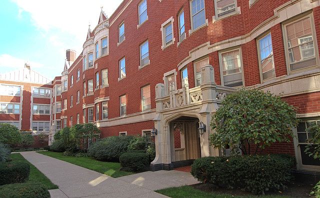 1st image of 208 N Oak Park Ave APT 2JJ