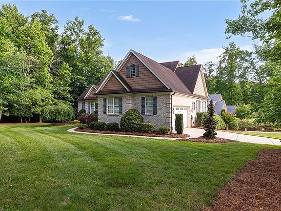 2nd image of 1401 Loch Lomond Dr