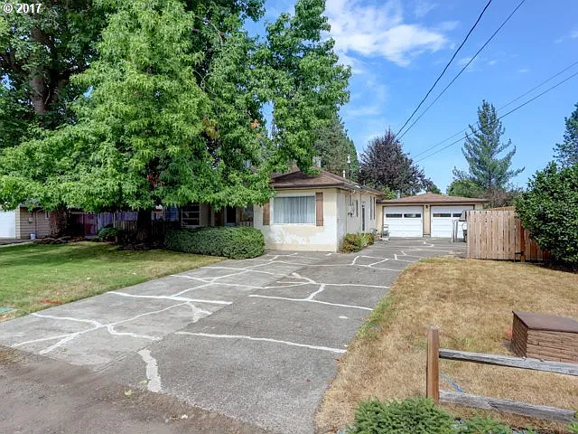 939 NE Sunrise Ln photo 1