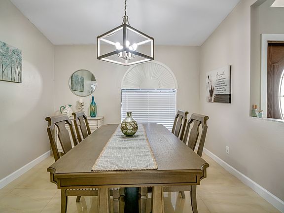 4th image of 515 NE 21st Pl