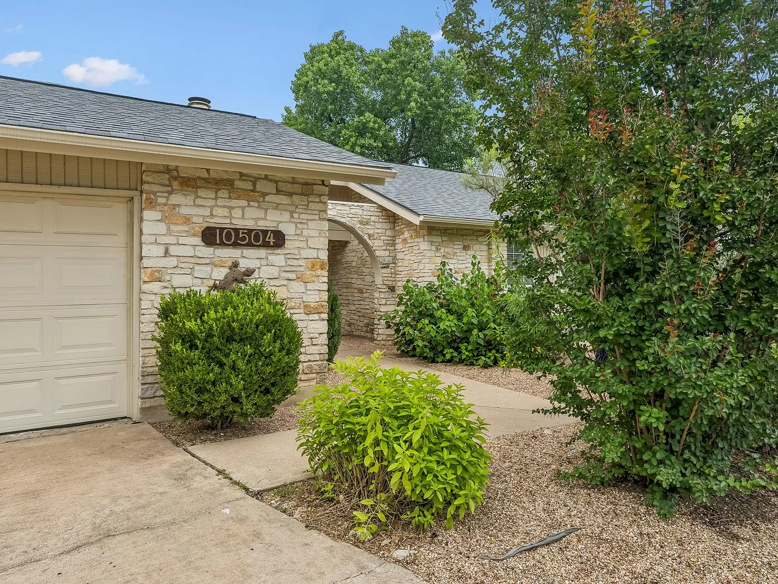 3 bed, 2.0 bath, 1422 sqft, $2,500 — Photo 1