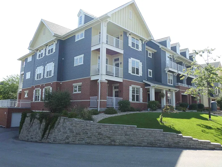 Delafield Lakes Apartments — Photo 9