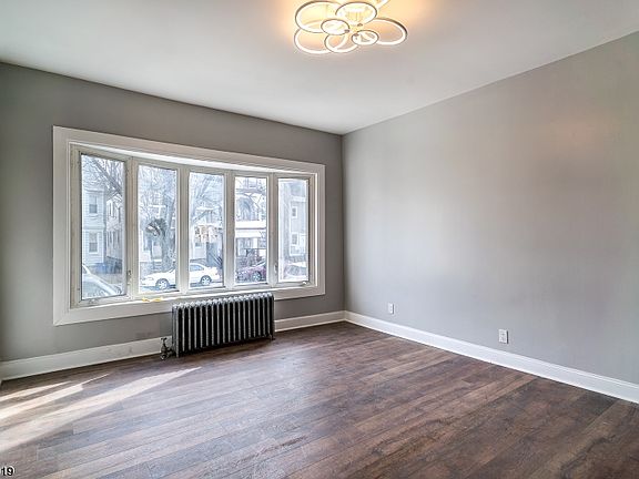 5th image of 145 Hollywood Ave