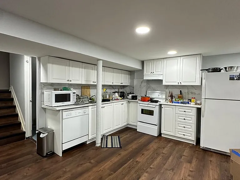 45 Baroness Cres #BASEMENT — Photo 3