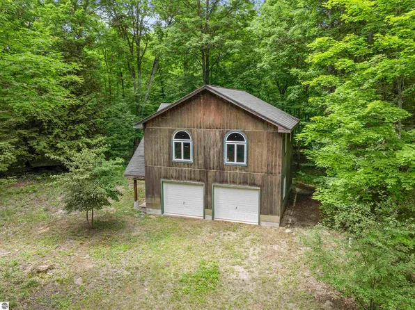 7532 Way Rd, Honor, MI 49640