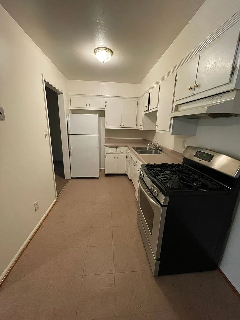 2 Bed 1 Bath — Photo 3