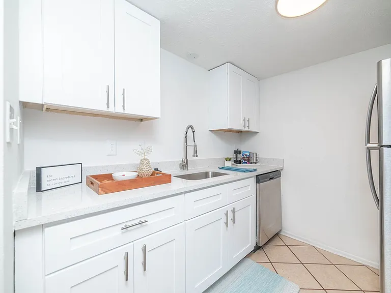Camelot Apartments — Photo 16