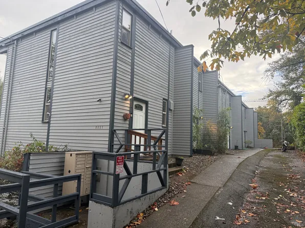 2221 NE 46th St APT 7, Seattle, WA 98105