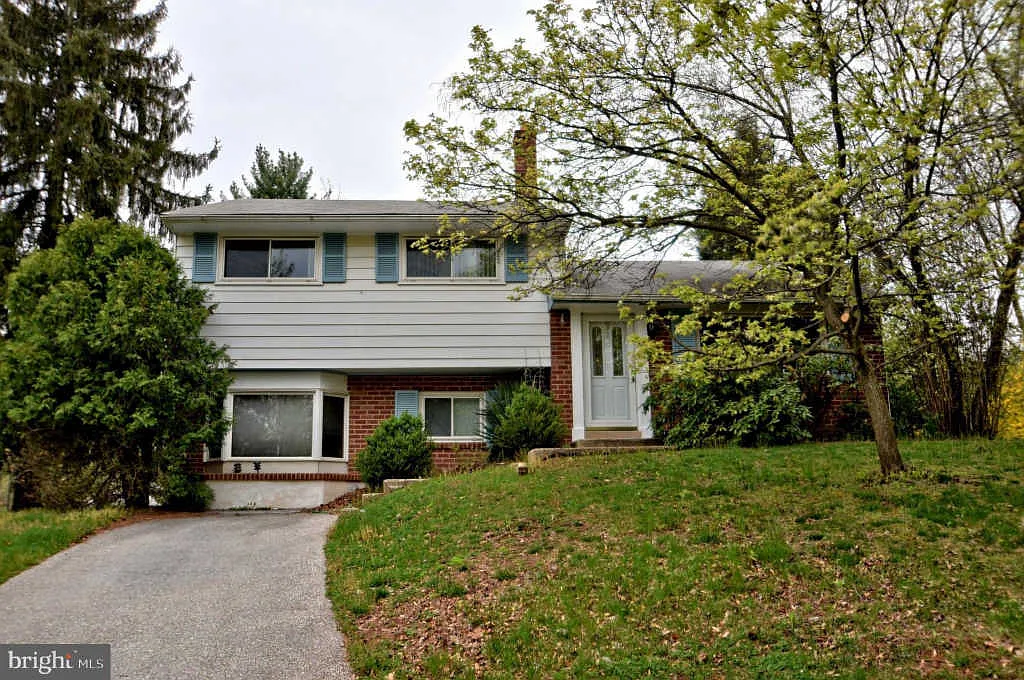 2384 Hillside Dr photo 1