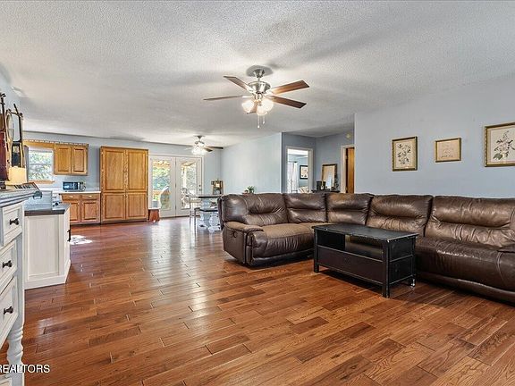 5th image of 316 Circle R Dr