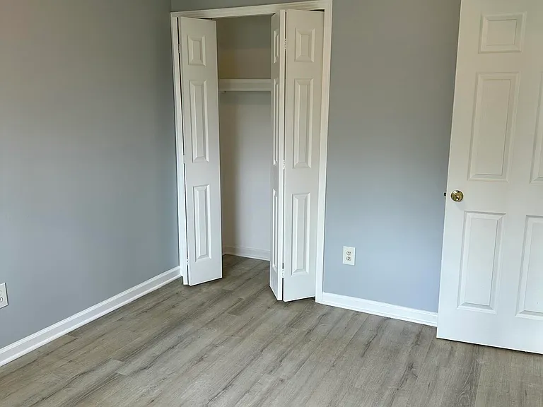 7060 Victory Ave — Photo 4