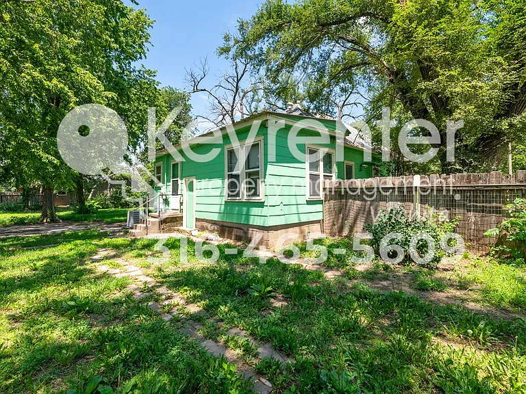 325 N Tracy St — Photo 3