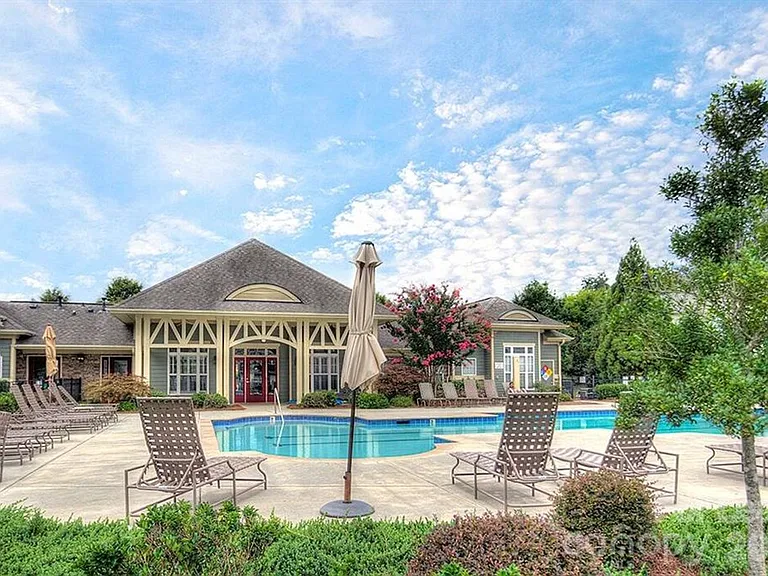 2704 Silverthorn Dr — Photo 17