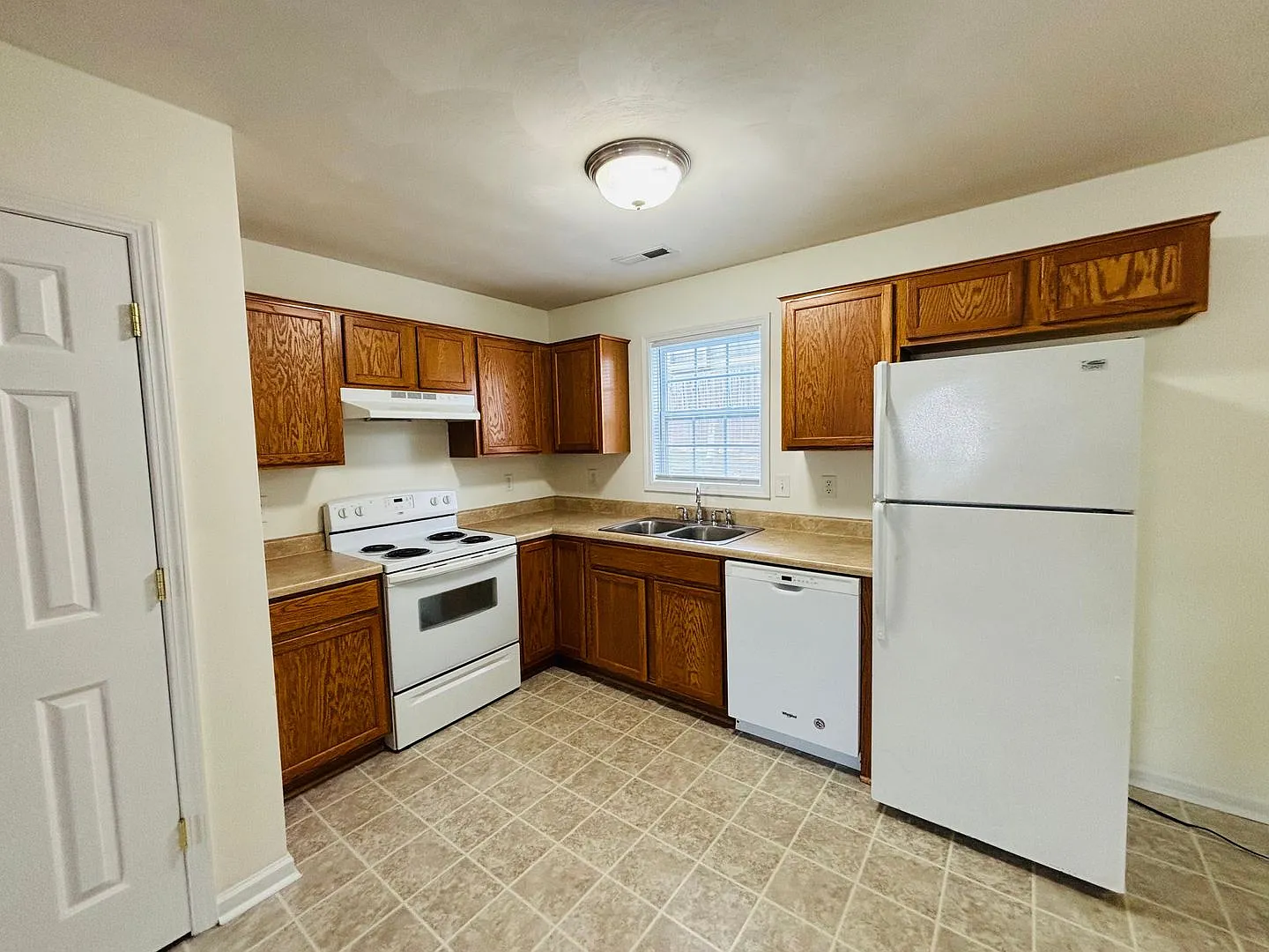 3 Bedroom, 2.5 Bath Townhouse — Photo 4