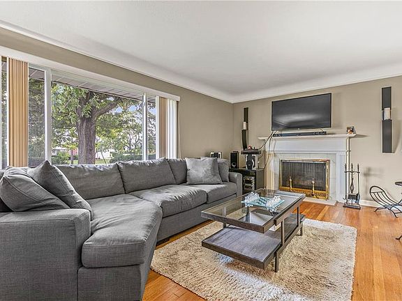 4th image of 382 Walworth Ave