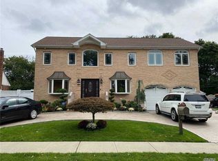 42 Parkway Dr, Westbury, NY 11590