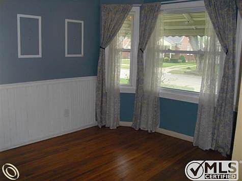 Dining room with bay window