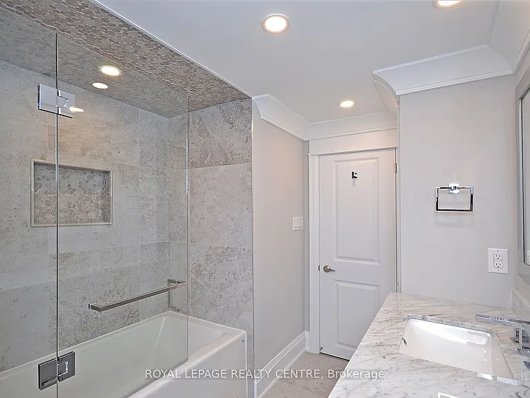 326 Slade Cres #LOWER — Photo 24