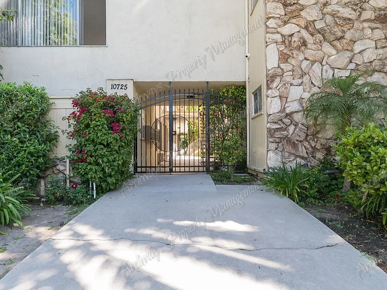 10725 Acama St — Photo 89