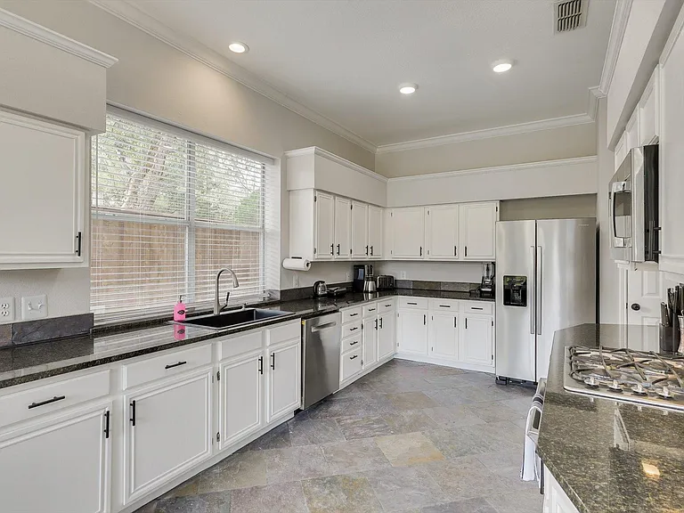 2313 Kingsley Dr — Photo 9