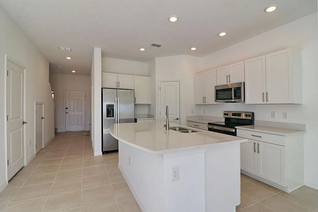 3 bed, 1373 sqft, $2,050 — Photo 4