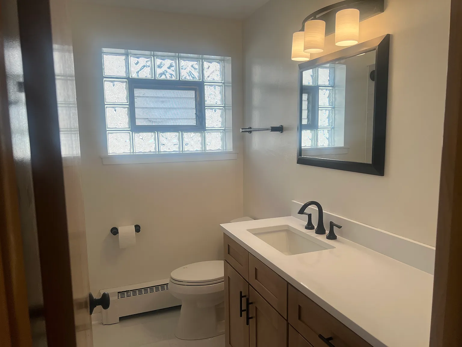 3 bed, 1000 sqft, $2,100 — Photo 4