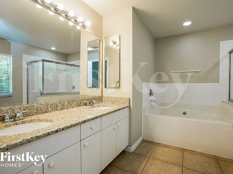 1002 NE 33rd Ln — Photo 9