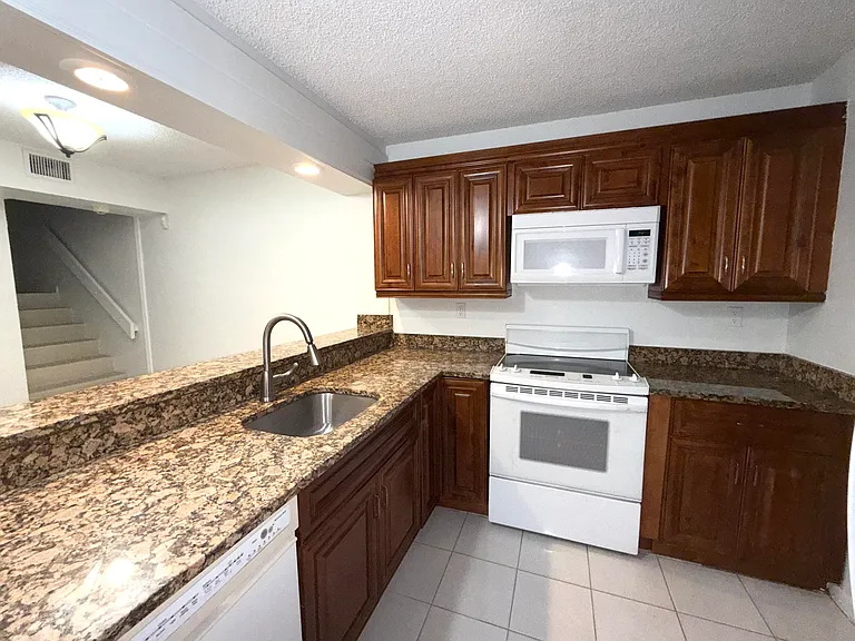 3757 Victoria Dr — Photo 3
