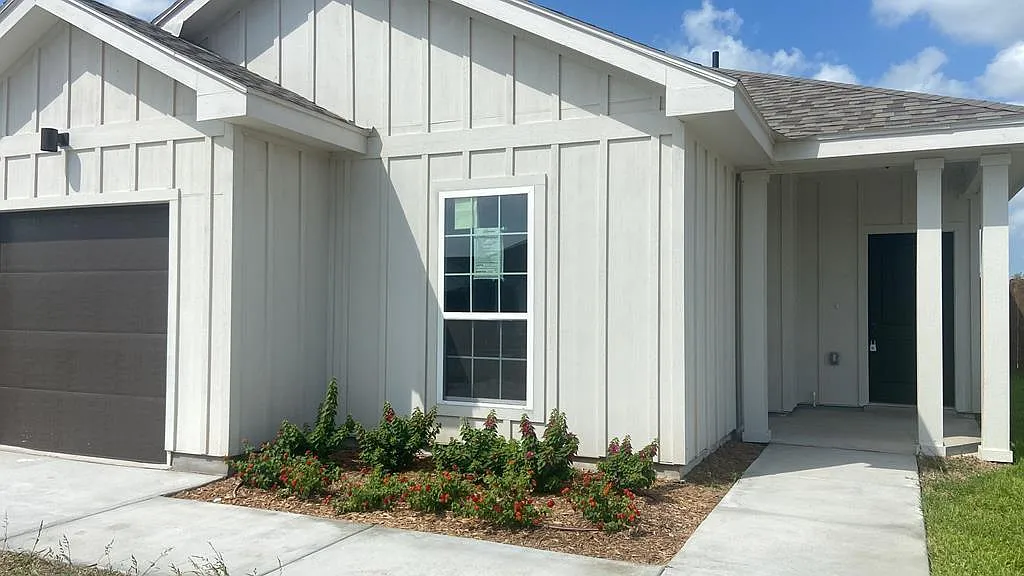 Building Photo - 2400 Grove Ln
